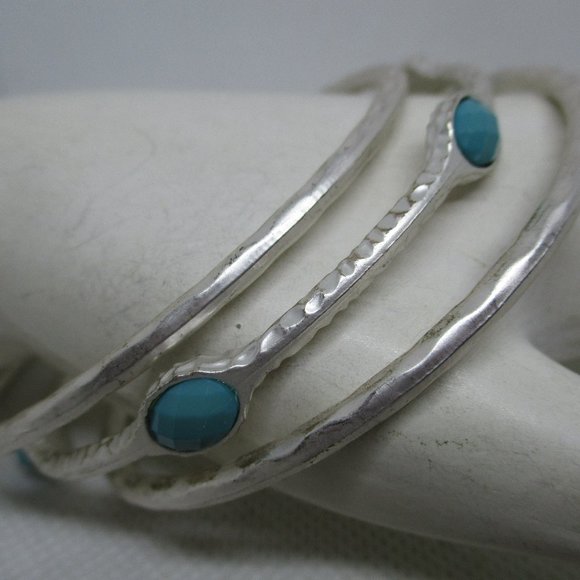 Cabochon Bangle Bracelet Oval Turquoise Plastic Cabochon SilverTone Metal Bangel - Picture 3 of 7